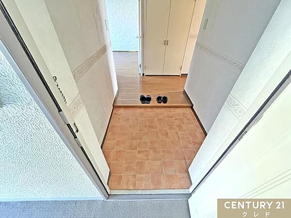 家族を迎え入れる玄関はオレンジ色の床面が温かみのあるシンプルな造り。お住まいになる家族の人数によってお好みの収納スペースが確保できます。