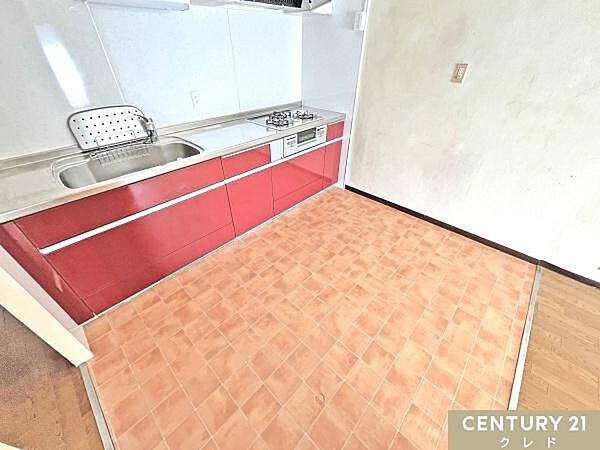 キッチンの背面はゆとりの広さを確保。テーブルセットを置けば、コミュニケーションをとりながらスムーズな配膳や後片付けができます。