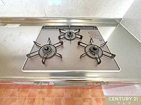 【3口コンロ】フラットなワークトップはお掃除も簡単！朝の忙しい時間帯にもお弁当・朝食の準備がしやすい3つ口タイプのコンロです。