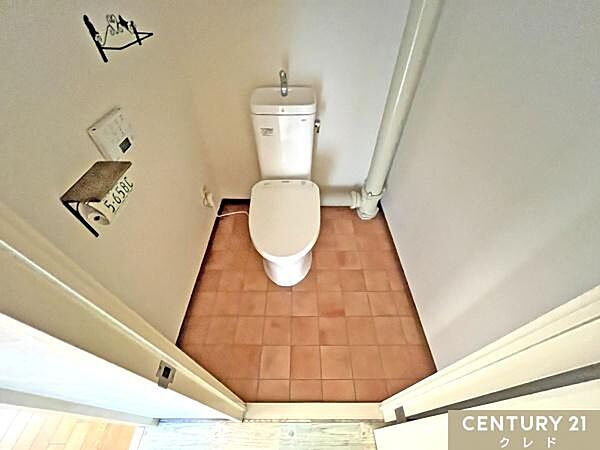 肌への摩擦を減らせるウォシュレット付きのトイレです。温水洗浄・便座暖房機能の付いたトイレは、肌への負担に配慮し、快適な生活をサポートします。