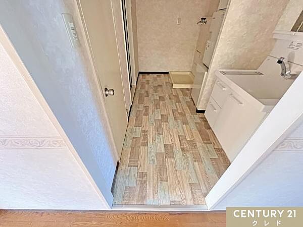 奥行きのある洗面化粧室は家族が並んで朝の支度もできそうですね。トイレや浴室など水回りの集中した間取りでスムーズな動線を叶えます。