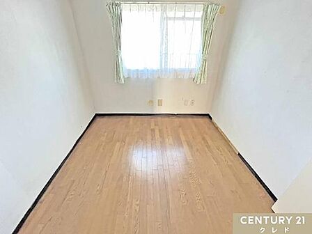 【和室4.5帖】もう一つのお部屋は4.5帖の広さ。お住まいでのコワーキングスペースや、ゆとりの収納などにもお使いいただけます。