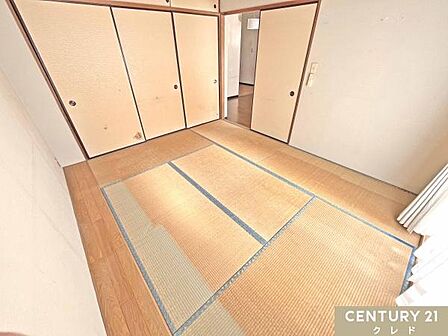 【和室6帖】リビングに隣接する和室はキッズスペースや個人の居室、リビングの続き間などライフスタイルに合わせて使用できます。
