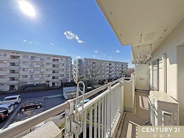 前面の建物との間がしっかりと空いているため、バルコニーや室内にはしっかりと陽が当たり風が通り抜けます。晴れた日には心地の良い青空を見ることもできます。