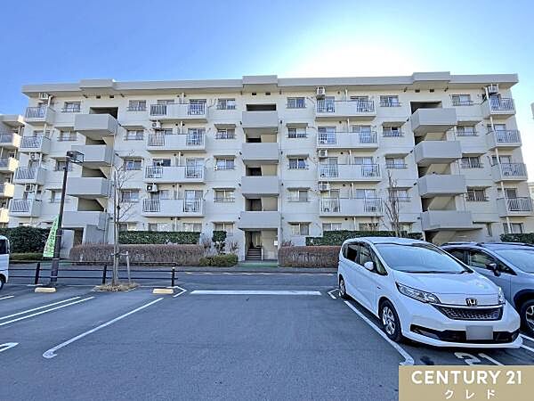 車種を選ばない平面タイプの駐車場が敷地内にあります。防犯面も安心ですね！ご利用の際は、空き状況を確認します。お気軽にお問い合わせください