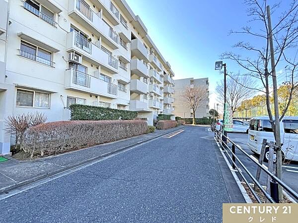 鶴ヶ島市立南小学校から徒歩3分、南中学校から徒歩8分と通学も安心の距離。TAIRAYA川鶴店にも徒歩9分で迎える周辺環境の充実した立地です。
