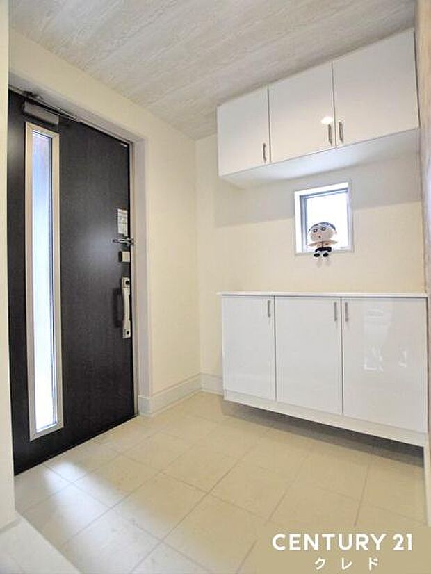 収納のある玄関は生活動線にゆとりを生み出します。季節のお花や、家族の思い出の写真を飾ってみたり、玄関装飾も楽しめます！