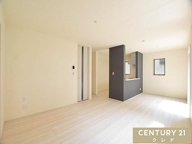 【LDK17帖】お料理をしながらリビング全体を見渡せる間取りで、家事と子育てを両立しやすいのが魅力。南向きのリビングは陽当りが良く、日中は明るく暖かい空間に！