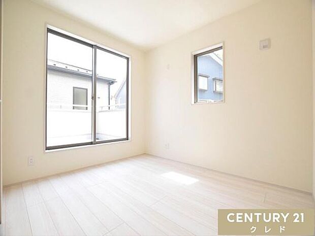 【洋室5.25帖】南東バルコニーに面した陽光溢れる明るい住空間。2面採光で風通しも良く快適なプライベート時間が過ごせます。