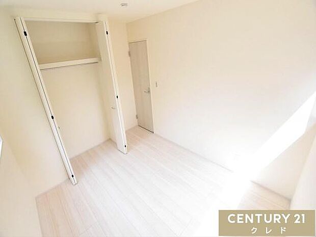 【洋室5.34帖】白を基調としたシンプルな洋室。小・中・高とお子様が成長してもながくお使いいただけるので、子供部屋にもピッタリです。