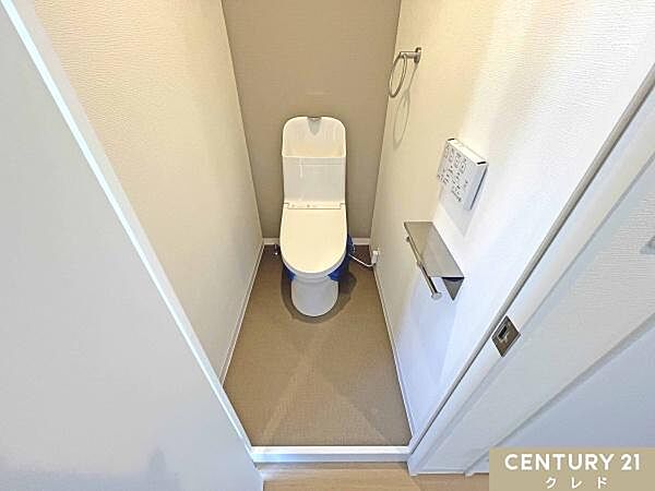 肌への負担に配慮し、快適な生活をサポートする温水洗浄機能付きトイレに交換。清潔感のある内装で、毎日気持ちよくお使いいただけます。