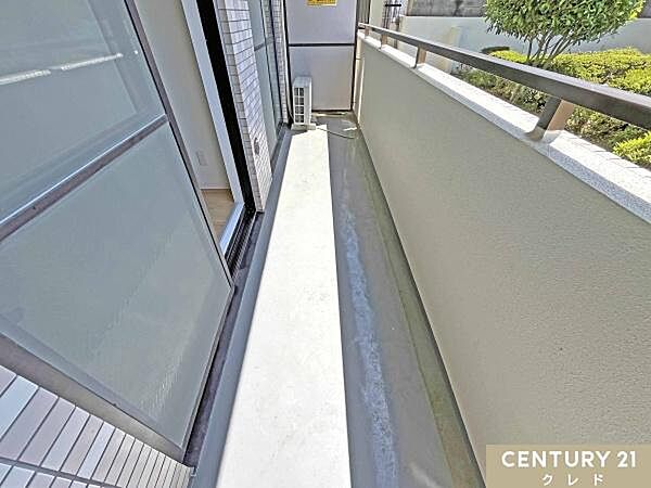 採光面の広い南西向きバルコニー！日当たりも良く、洗濯物もカラッとよく乾きそうです。お部屋にも明るい光を届けてくれますね。