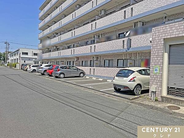 敷地内に平面駐車場があります。（空き状況は要確認）周辺に月極駐車場もございますのでご利用の方はお気軽にご相談ください。