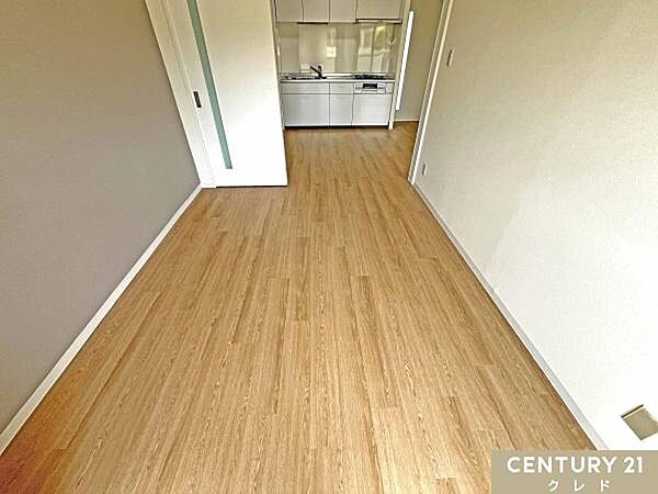 【洋室6帖】扉を開ければDKと一体化した広々とした空間に、閉めればプライベートな空間として活用可能。リビング使いとしてもおすすめです。