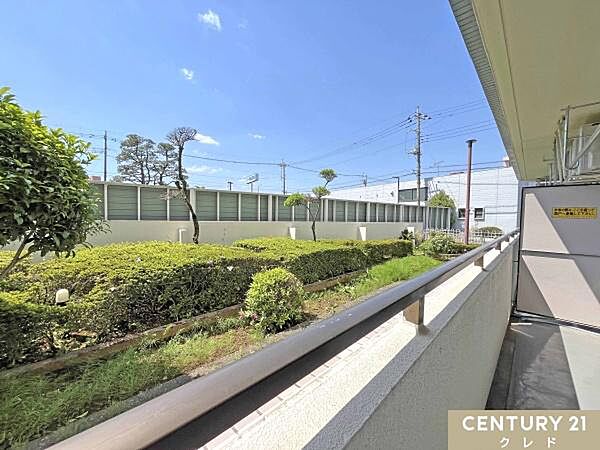 バルコニーから広々とした青空と緑を眺めることができます。心地よい風が吹き抜ける空間で天気の良い日には心をリフレッシュできますね。