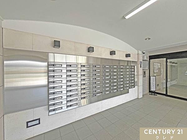 不在時や対応できなかったとき、24時間いつでも荷物が受け取れるポストがあります。屋内に設置されているので宅配物が雨に濡れる心配がありません。