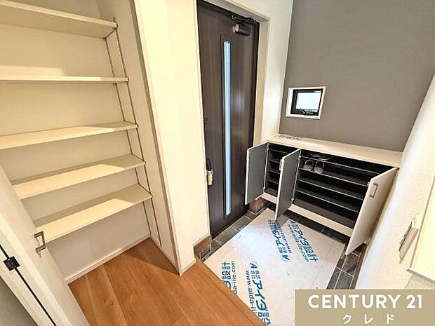 収納のある玄関は家族の人数分の靴もたっぷりと収納可能。すっきりと片付いた玄関では家族が並んで靴を履き、出かけることができます。