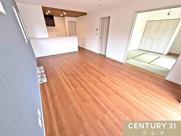 【LDK16.66帖】16帖超のリビングと6.5帖の和洋室には南からの暖かな陽光が室内にも差し込みます。ゆとりの空間と陽光に恵まれた室内は憩いの空間やライフスタイルにフィットします。