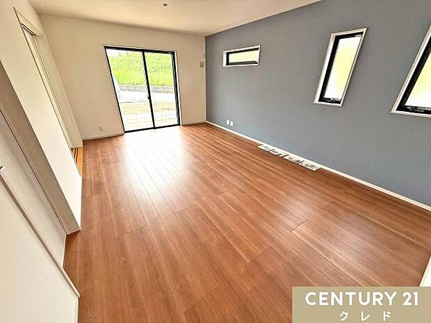 【LDK16.66帖】ゆとりのリビングは好みのレイアウトを楽しめます。窓際にソファを置いてくつろぎのスペースを設ければ、陽光を浴びながらTVを見たり、広がる青空を眺めることができます。