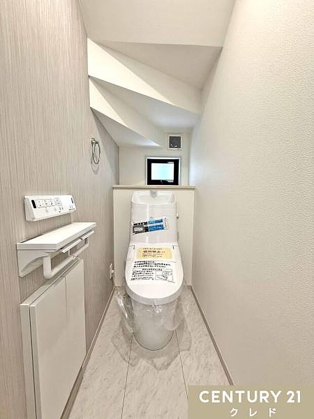 ニッチ収納付きの温水洗浄トイレは、スタイリッシュなデザインと機能性。トイレットペーパーや消耗品をスッキリ収納でき、スペースを有効活用。温水洗浄機能で快適さが向上し、清潔感も保てます。