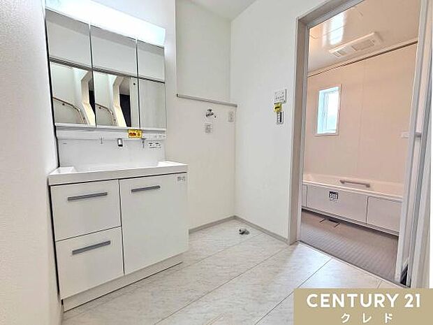 約1坪の洗面室は衣類の着脱も簡単に行える広さ。収納豊富なシャワー水栓付きの洗面台は、家事動線を確保し洗面室内にゆとりをプラス。お洋服のお手入れや洗髪も洗面室内で済ませることができます。