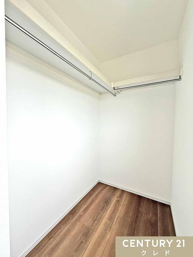 洋室8帖と北側6帖に衣類をまとめて集中管理できるWICがあります。大きな生活用品までスッキリ収納でき、住空間を広く使うことができます。