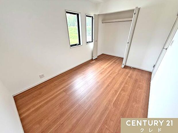 【洋室6帖 南側】6帖はお子様の勉強部屋にも適した広さ!勉強机や本棚などの家具を置いてもフリースペースも確保することができます。