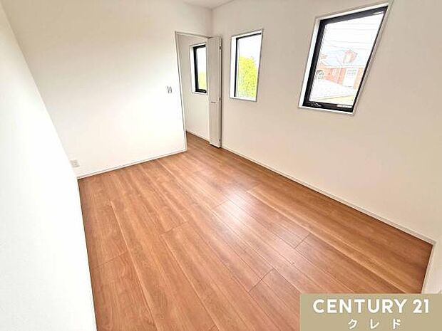 【洋室6帖 北側】全室複層ガラスを採用。断熱性に優れ、一年を通して快適な室内を実現。防音効果も高く外の騒音を軽減。紫外線カット機能もあり、お気に入りの家具やカーペットの色あせを防ぎます。