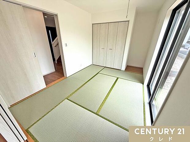 【和洋室6.5帖】リビングに隣接する和室は柔らかな畳で音も響きにくく衝撃を吸収。キッチンから見守れるキッズスペースとしても使用可能です。