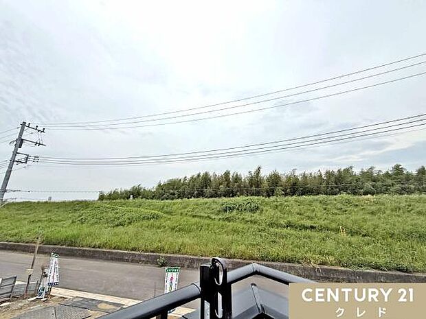 住宅街に位置する戸建からは、穏やかな街並みと緑豊かな風景が広がります。調和のとれた景色が日々の生活に安らぎをもたらします。