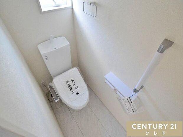 快適性と衛生面を兼ね備えたウォシュレット機能付きトイレ!小窓があることでこもりがちなニオイや湿気もこまめに換気でき、いつでも快適に保てます。