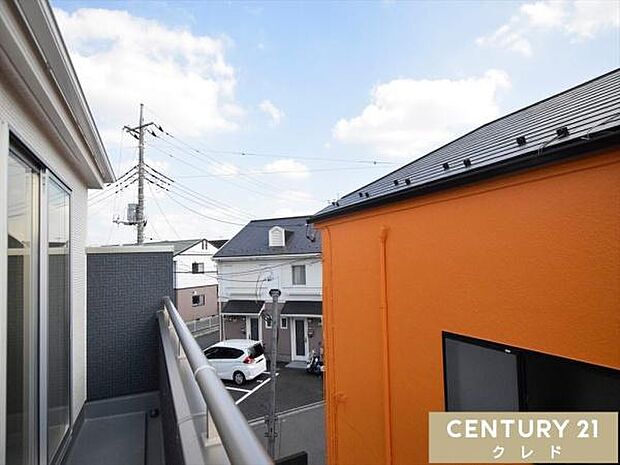 バルコニーからの眺望です。晴れた日には青い空が広がり、心地よい風を感じながらゆったりとした時間が流れます。