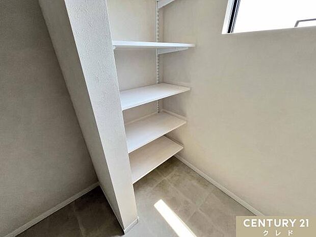 【パントリー】パントリーには食材のストックや食器なども収納可能。棚の高さを調節できるのでデッドスペースも少なく、快適な動線を確保できます！