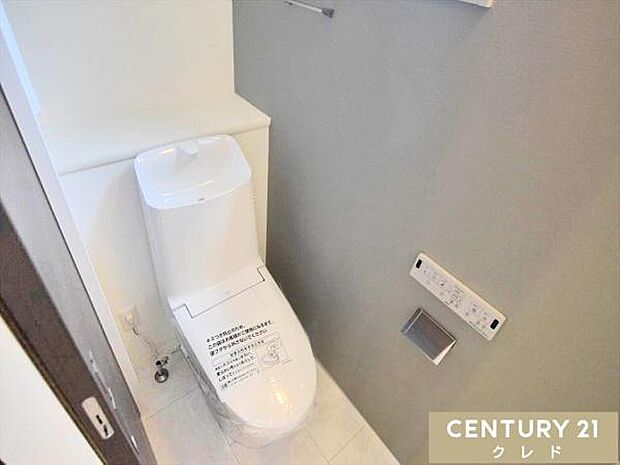 快適性と衛生面に配慮したウォシュレット機能付きトイレ。1階と2階の2か所にあるので、忙しい朝もスムーズに使えて安心です。