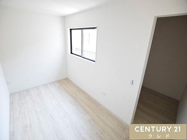 【洋室8.1帖】白を基調とした使いやすいシンプルな洋室。WIC付きなので、お子様の成長に合わせて、勉強や遊びのスペースなど自由にレイアウトできます。