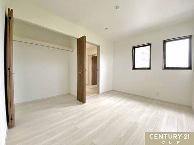 【北側6帖】お住まいは全室、断熱・遮熱性能の高いペアガラスを使用！空調機器と併用すれば、夏は涼しく、冬は暖かなお部屋で過ごせます。