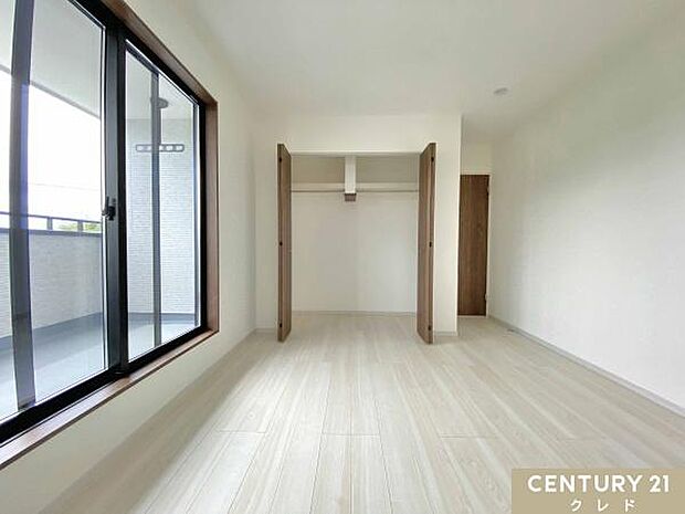 【7.5帖】余裕のある広さで快適に過ごせる室内は夫婦2人の寝室にもおすすめです。ベッドサイドにサイドテーブルを置いたり、読書のための灯りや本を置くこともできます。