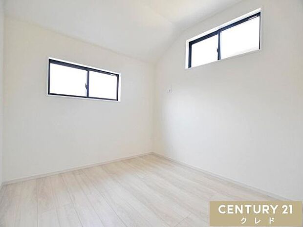 【洋室4.5帖】白を基調とした使いやすいシンプルな洋室。お好みの家具や雑貨を自由にレイアウトして、自分らしい空間づくりが楽しめます。