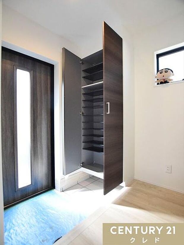 天井まで高さのあるトールタイプのシューズボックスを設置。家族全員の靴もすっきりと収納でき、玄関周りを常に美しく保つことができます。