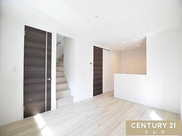 【LDK12.3帖】対面カウンター越しに家族の様子が見えて、配膳や片付けもスムーズ。落ち着いた色味の建具が空間を引き締め、心地よい団らんの時間を演出します。