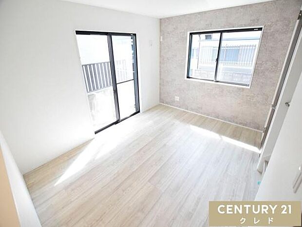 【LDK12.3帖】南向きのリビングには心地よい陽射しがたっぷり降り注ぎます。家族の時間をやさしく照らしてくれる、心地よいリビング空間です。