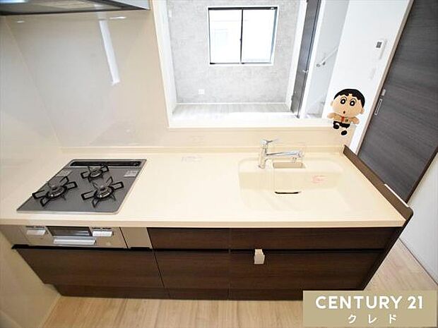 対面式キッチンは視線が抜けて明るく、開放的な雰囲気に。お料理をしながらお子さまの様子を見守れるので、子育て中のご家庭にも嬉しい間取りです。