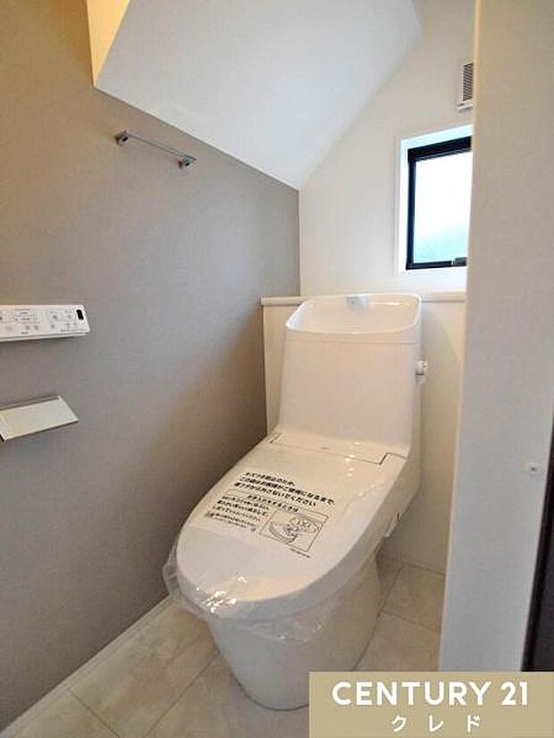 快適性と衛生面を兼ね備えたウォシュレット機能付きトイレ！小窓があることでこもりがちなニオイや湿気もこまめに換気でき、いつでも快適に保てます。