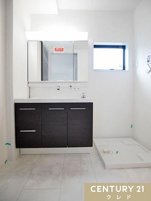 収納たっぷりの三面鏡付き洗面化粧台！鏡裏や足元のスペースまでしっかり収納。細々した日用品もスッキリ片付きます。