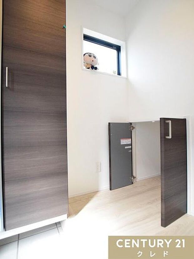 【1階廊下収納】豊富な収納スペースを配した間取り。消耗品のストックや掃除用品、季節外の家電の収納などにもお使いいただけます。