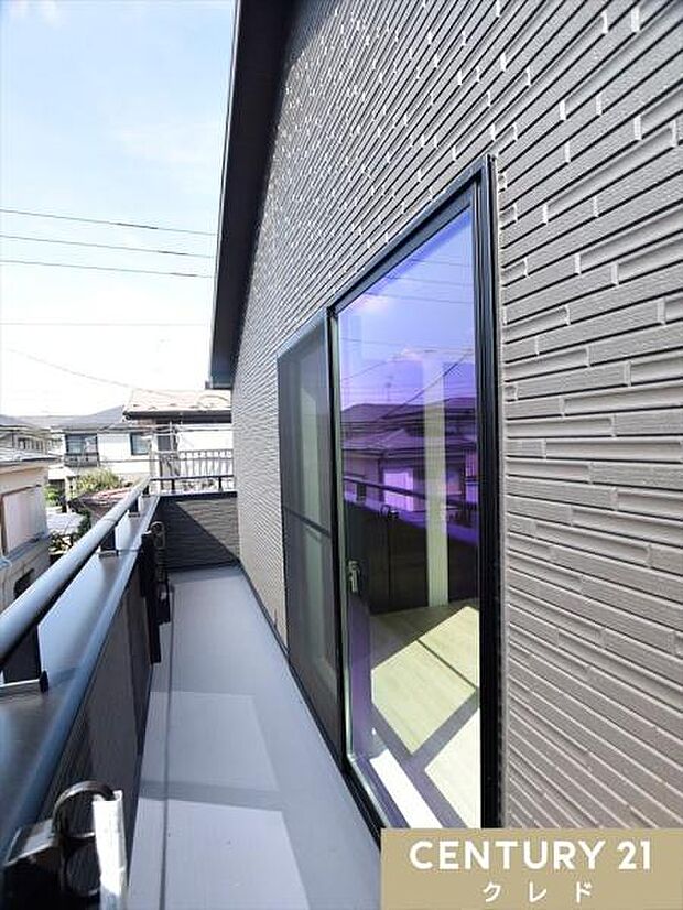 【西側バルコニー】洋室6帖から出入りできる西向きバルコニー。洗濯はもちろん、癒しの緑を育てたりと、新居でのちょっとした楽しみが増えそうです。