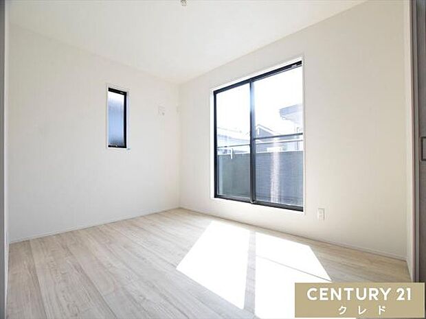 【洋室6帖】ホワイト×木目調の使いやすいシンプルな洋室。お好みの家具や雑貨を自由にレイアウトして、自分らしい空間づくりが楽しめます。