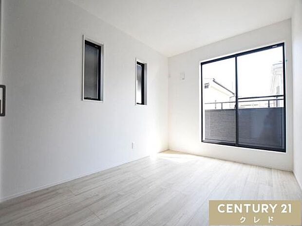 【洋室5.8帖】南向きバルコニーに面した、明るさと風通しに配慮した2面採光の洋室。日中も自然光がたっぷり入り、心地よい風が通り抜ける快適な空間です。