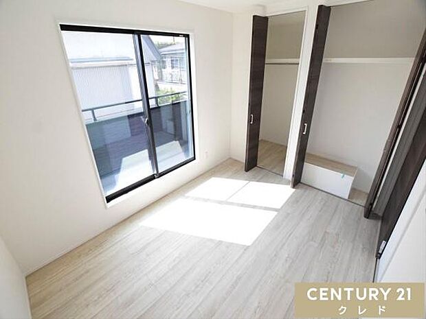 【洋室6帖】バルコニーに面した明るく開放感のある洋室。衣類や日用品もすっきり整理できる大容量の収納を設け、お部屋も広く快適に使えます。