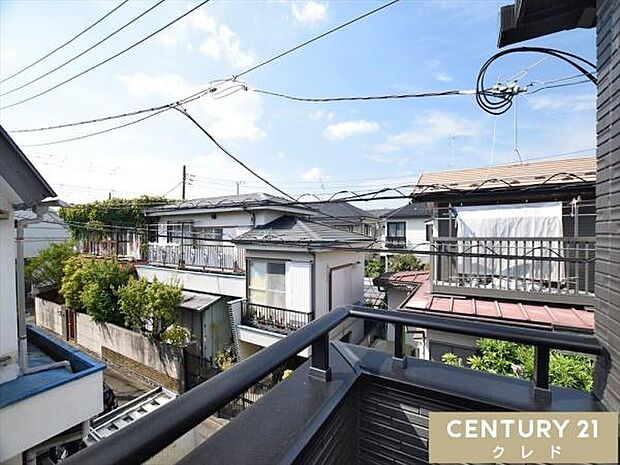 【西側バルコニー】バルコニーからの眺望です。晴れた日には青い空が広がり、心地よい風を感じながらゆったりとした時間が流れます。